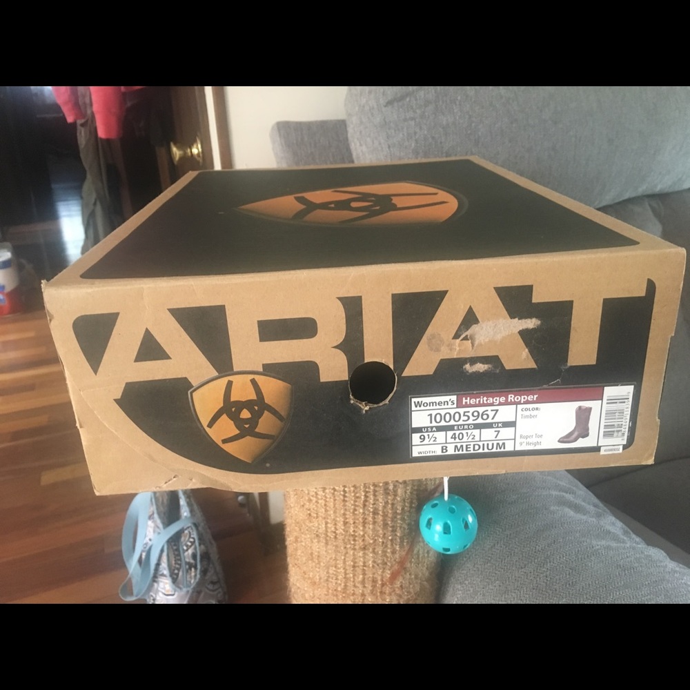 Brand new Ariat Women’s Heritage Roper Boots